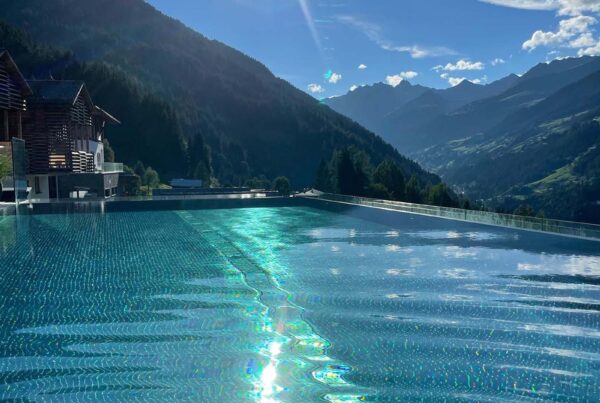 Infinity Pool Bergwiesenglück, Hotel Paznaun Ischgl I alpinonline
