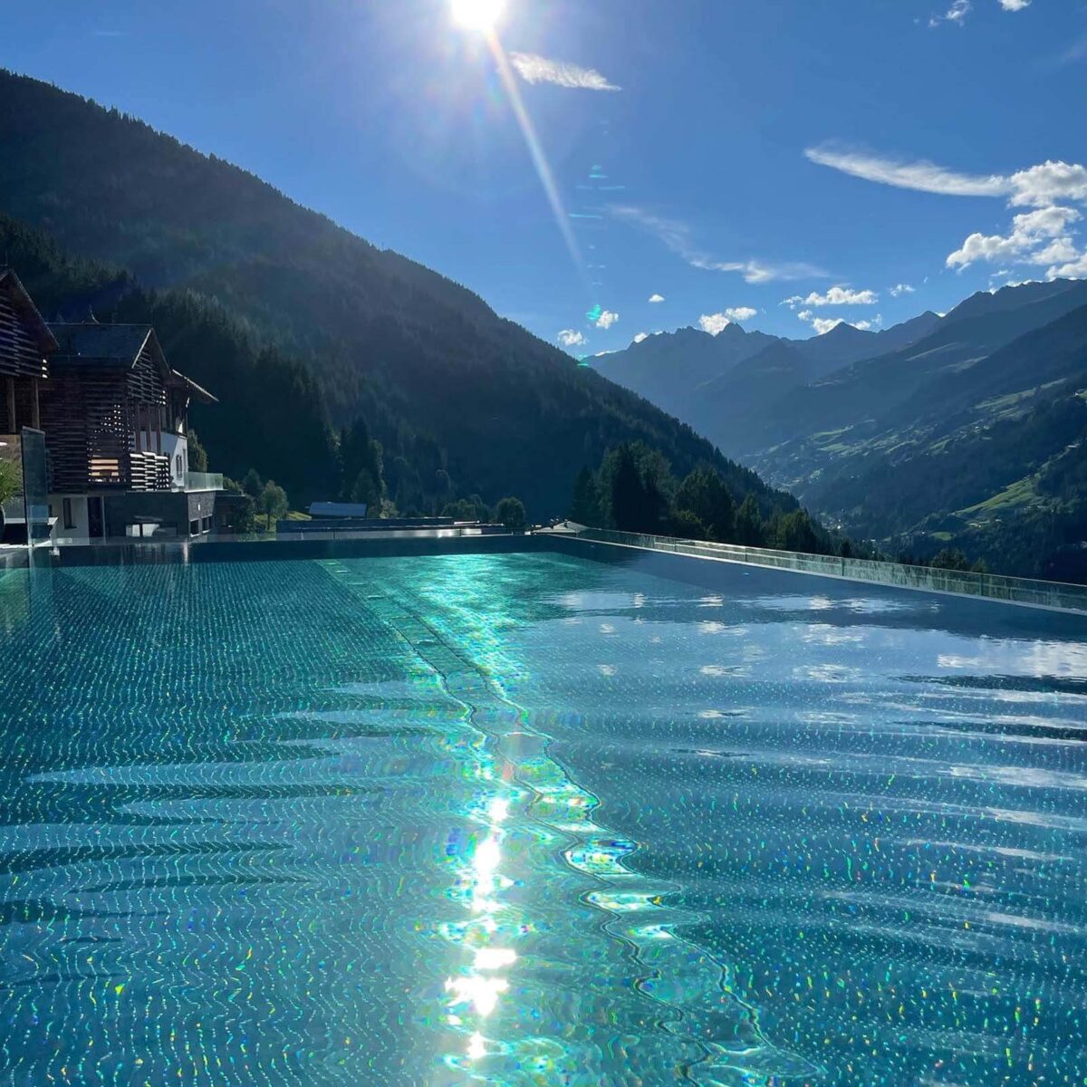 Infinity Pool Bergwiesenglück, Hotel Paznaun Ischgl I alpinonline